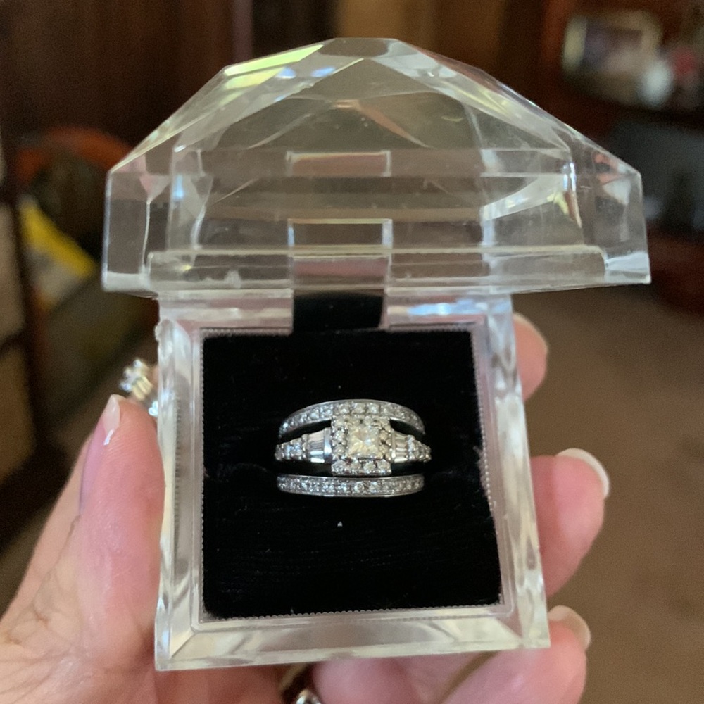 Gorgeous wedding ring set.